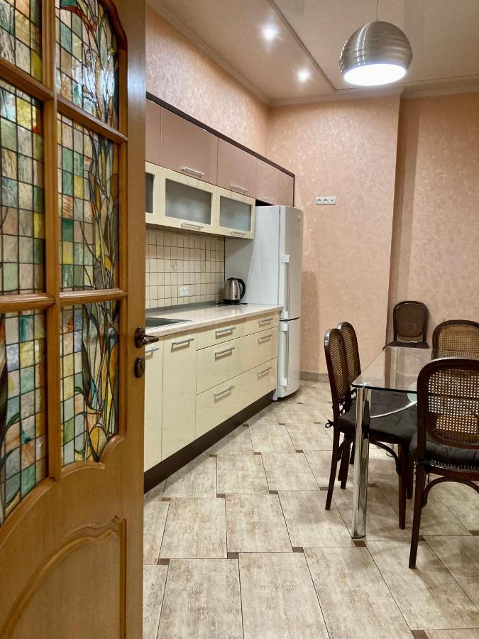 Large Apartment In The City Center Mukacheve Exterior foto