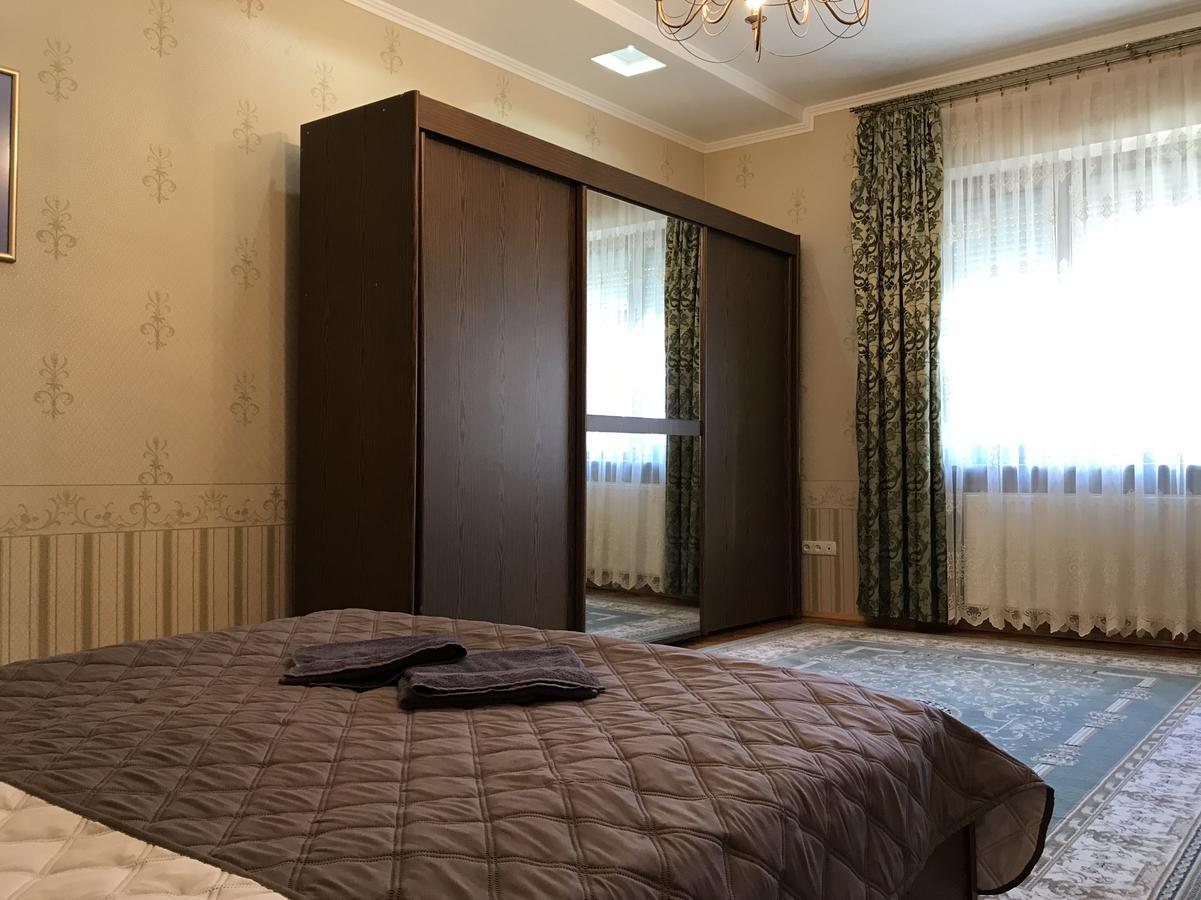Large Apartment In The City Center Mukacheve Exterior foto